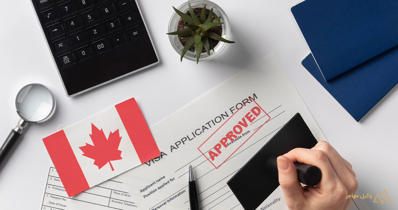 فرم ویزای کار کانادا در کنار پرچ کانادا
